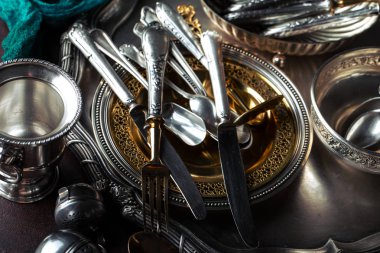 Mutfak aksesuarları ile eski gümüş yemekleri