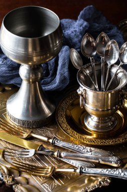 Mutfak aksesuarları ile eski gümüş yemekleri
