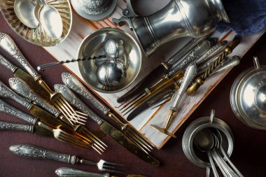 Eski bir arka plan üzerine bir bardak bira hafif köpük