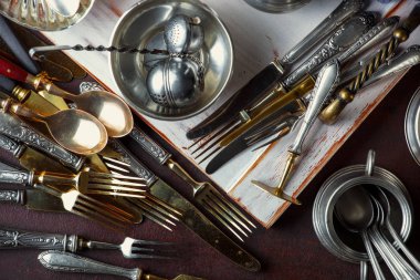 Eski bir arka plan üzerine bir bardak bira hafif köpük