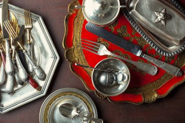 Eski bir arka plan üzerine bir bardak bira hafif köpük