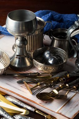 Eski bir arka plan üzerine bir bardak bira hafif köpük