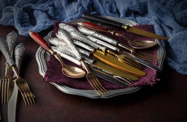 Eski bir arka plan üzerine bir bardak bira hafif köpük