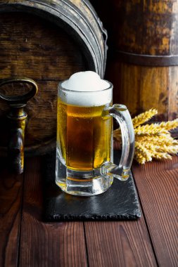 Eski bir arka plan üzerine bir bardak bira hafif köpük