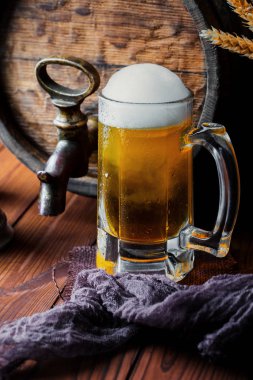 Eski bir arka plan üzerine bir bardak bira hafif köpük