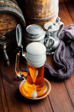 Eski bir arka plan üzerine bir bardak bira hafif köpük