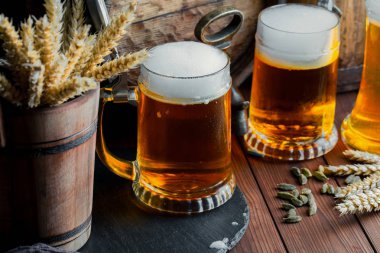 Eski bir arka plan üzerine bir bardak bira hafif köpük