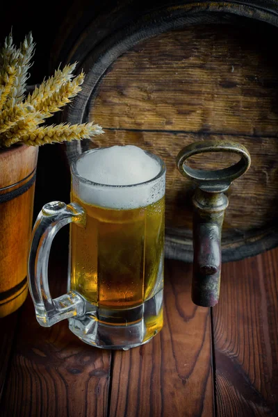Cerveza Espuma Ligera Vaso Sobre Fondo Viejo — Foto de Stock