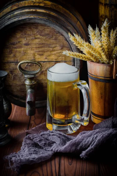 Licht Schuim Bier Een Glas Een Oude Achtergrond — Stockfoto