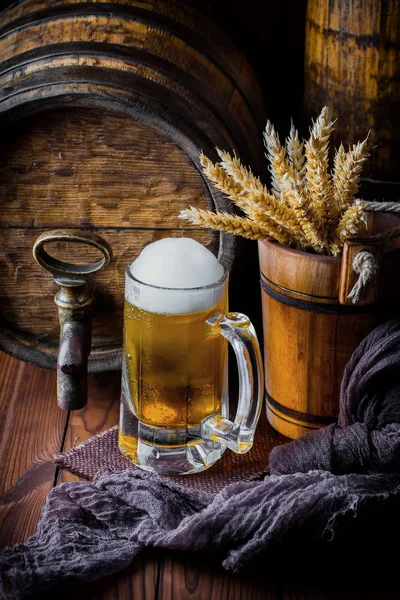 Cerveza Espuma Ligera Vaso Sobre Fondo Viejo — Foto de Stock