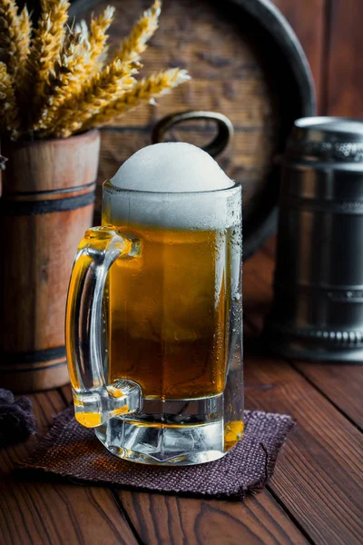 Licht Schuim Bier Een Glas Een Oude Achtergrond — Stockfoto