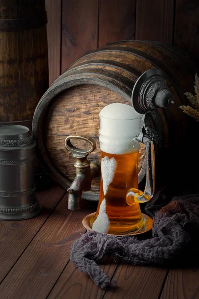 Licht Schuim Bier Een Glas Een Oude Achtergrond — Stockfoto