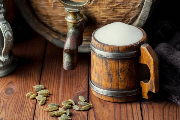 Bière Mousse Légère Dans Verre Sur Vieux Fond — Photo