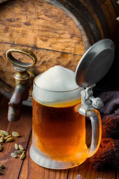 Bière Mousse Légère Dans Verre Sur Vieux Fond — Photo