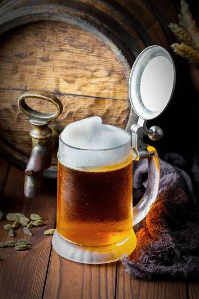 Cerveja Espuma Leve Copo Fundo Antigo — Fotografia de Stock