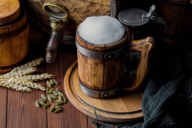 Eski bir arka plan üzerine bir bardak bira hafif köpük