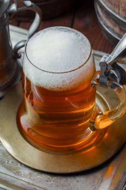 Eski bir arka plan üzerine bir bardak bira hafif köpük