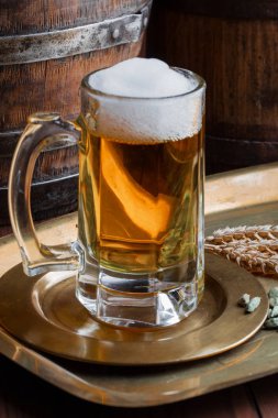 Eski bir arka plan üzerine bir bardak bira hafif köpük