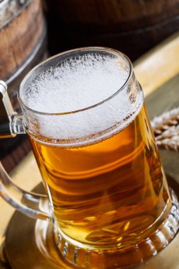 Eski bir arka plan üzerine bir bardak bira hafif köpük