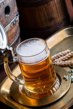 Eski bir arka plan üzerine bir bardak bira hafif köpük