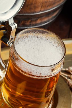Eski bir arka plan üzerine bir bardak bira hafif köpük