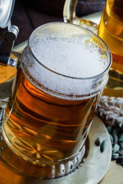 Eski bir arka plan üzerine bir bardak bira hafif köpük