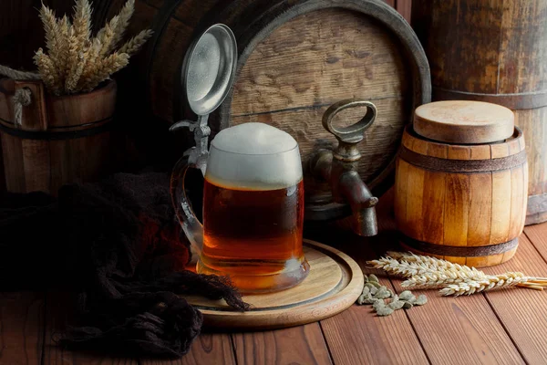 Birra Schiuma Leggera Bicchiere Uno Sfondo Vecchio — Foto Stock