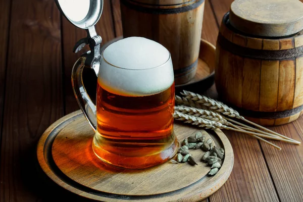 Licht Schuim Bier Een Glas Een Oude Achtergrond — Stockfoto