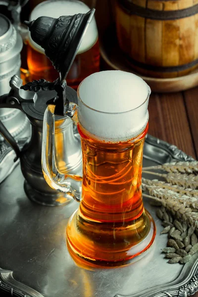 Licht Schuim Bier Een Glas Een Oude Achtergrond — Stockfoto