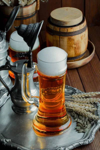 Licht Schuim Bier Een Glas Een Oude Achtergrond — Stockfoto