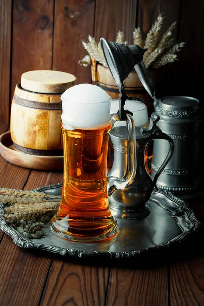 Helles Schaumbier Glas Auf Altem Hintergrund — Stockfoto