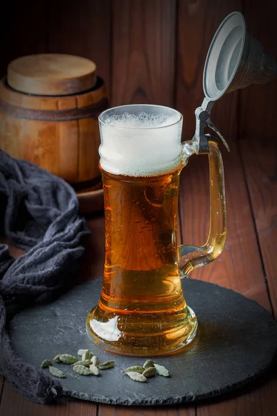 Birra Schiuma Leggera Bicchiere Uno Sfondo Vecchio — Foto Stock