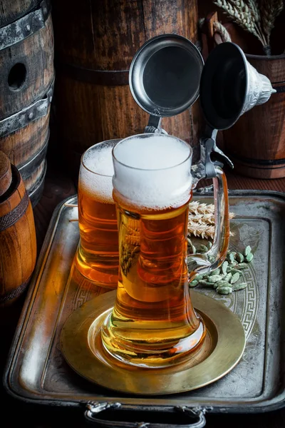 Bière Mousse Légère Dans Verre Sur Vieux Fond — Photo