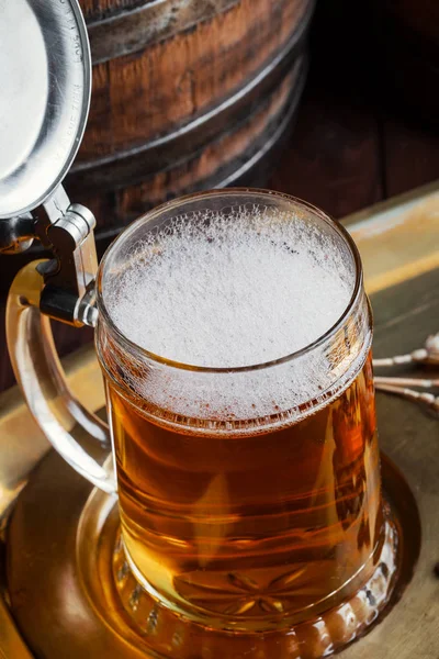 Cerveza Espuma Ligera Vaso Sobre Fondo Viejo —  Fotos de Stock