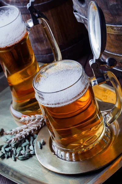 Bière Mousse Légère Dans Verre Sur Vieux Fond — Photo