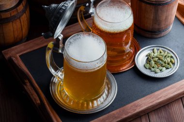 Eski bir arka plan üzerine bir bardak bira hafif köpük