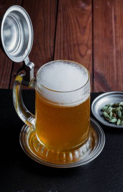 Eski bir arka plan üzerine bir bardak bira hafif köpük