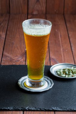 Eski bir arka plan üzerine bir bardak bira hafif köpük