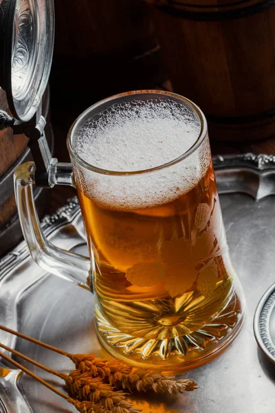 Birra Schiuma Leggera Bicchiere Uno Sfondo Vecchio — Foto Stock