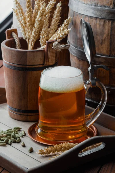 Cerveza Espuma Ligera Vaso Sobre Fondo Viejo — Foto de Stock