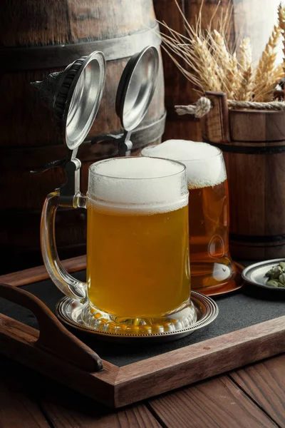 Licht Schuim Bier Een Glas Een Oude Achtergrond — Stockfoto