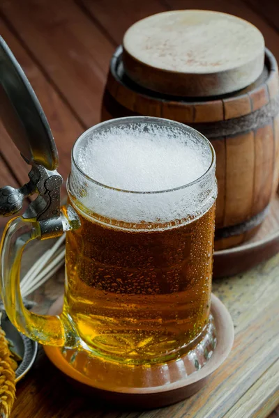 Cerveza Espuma Ligera Vaso Sobre Fondo Viejo —  Fotos de Stock