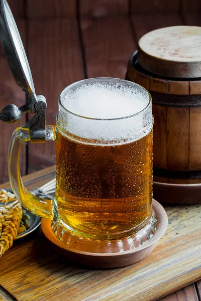 Eski bir arka plan üzerine bir bardak bira hafif köpük