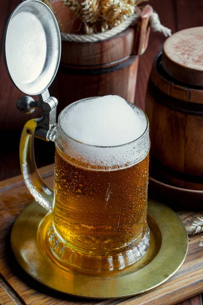 Легкое Пенное Пиво Стакане Старом Фоне — стоковое фото