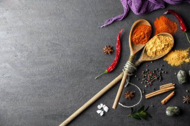 Eski bir arka plan üzerinde mutfak aksesuarları ile yemek pişirmek için baharat