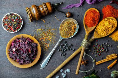 Eski bir arka plan üzerinde mutfak aksesuarları ile yemek pişirmek için baharat