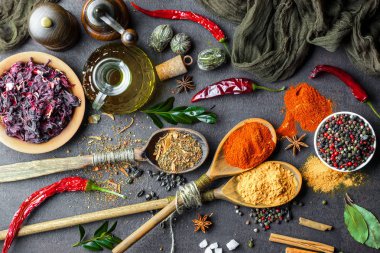 Eski bir arka plan üzerinde mutfak aksesuarları ile yemek pişirmek için baharat