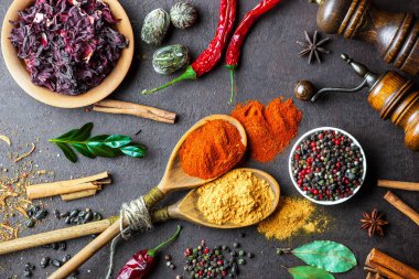 Eski bir arka plan üzerinde mutfak aksesuarları ile yemek pişirmek için baharat