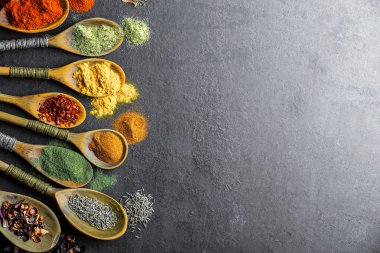 Eski bir arka plan üzerinde mutfak aksesuarları ile yemek pişirmek için baharat