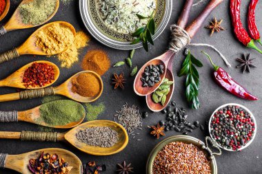 Eski bir arka plan üzerinde mutfak aksesuarları ile yemek pişirmek için baharat